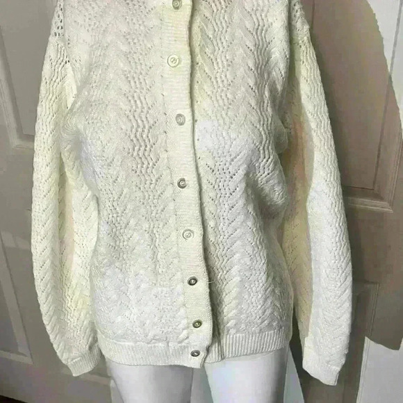 Jolie Vintage 1960s White Knit Button Up Long Sleeve Cardigan Sweater - Picture 6 of 6
